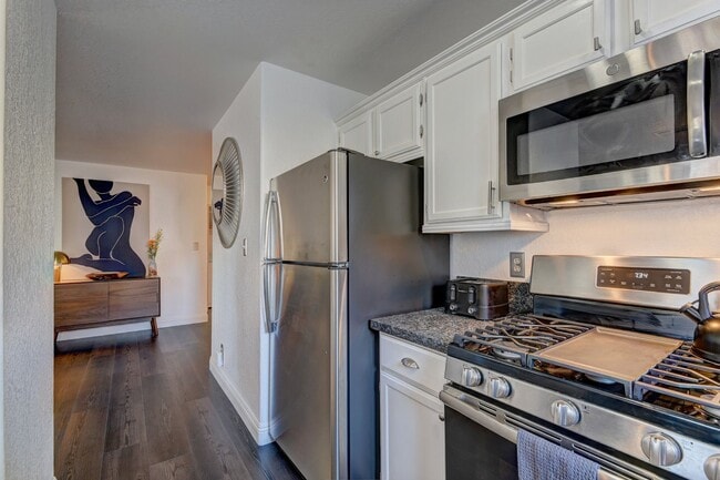 Building Photo - Fully furnished Condo in a great location!