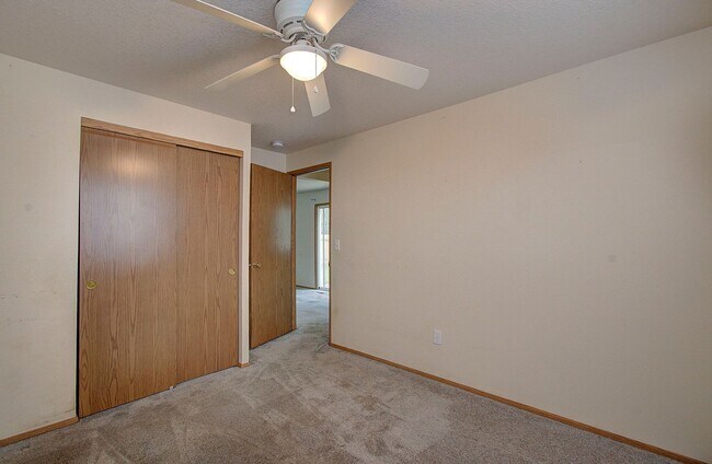 Building Photo - This one level charmer won't last long! 3 bedrooms, 2 baths, fully fenced yard, pets welcome!