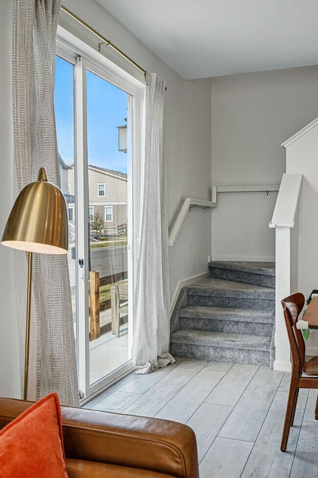 Building Photo - Spacious 3BR/3BA Townhome-Available NOW! $...