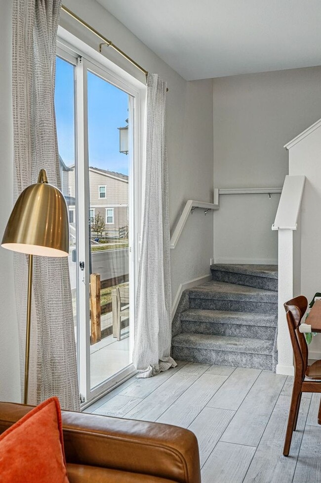 Building Photo - Spacious 3BR/3BA Townhome-Available NOW!