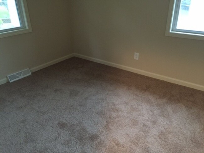 Building Photo - Half off first months Rent: 3 Bedroom, 1 B...