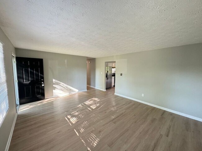 Building Photo - 105 Aster Pl