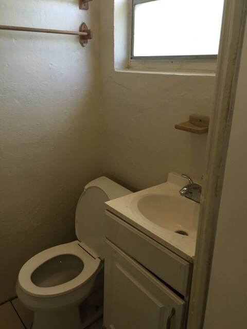 Building Photo - 2-1 Apartment