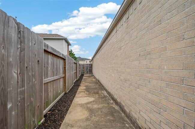 Building Photo - 9022 Clearwood Landing Blvd