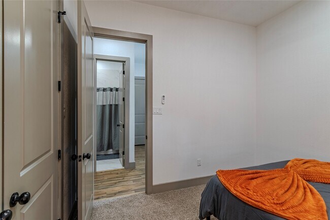 Building Photo - 5901 Crest Ct
