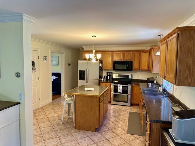 Building Photo - 25 Sycamore Dr