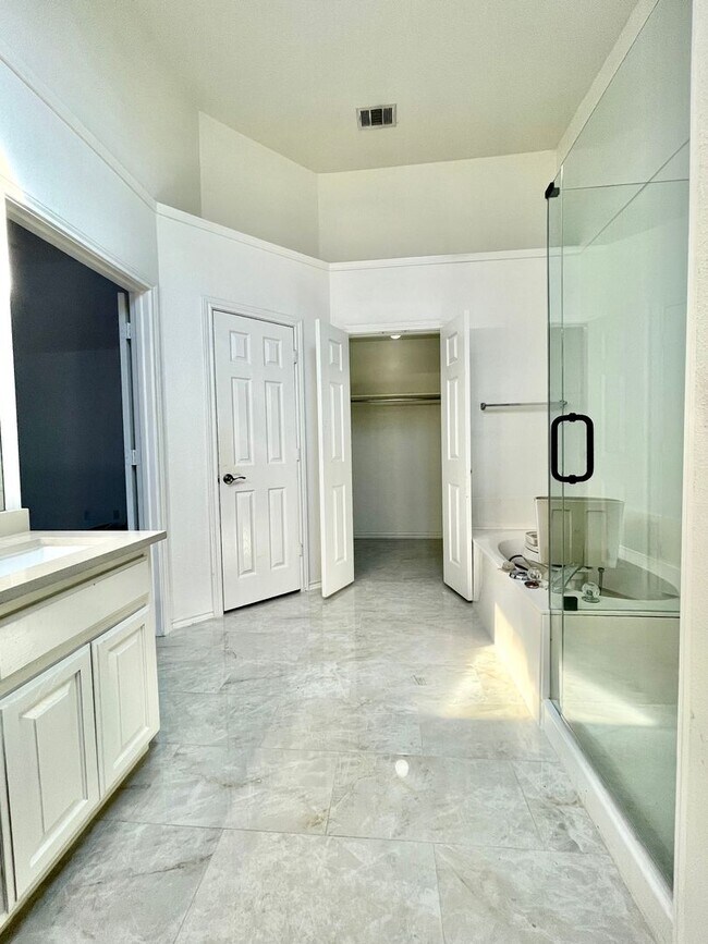 Building Photo - Recently updated home minutes from Grandscape