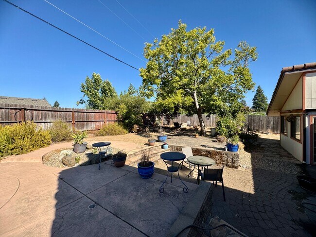 Building Photo - 2555 Westridge Dr