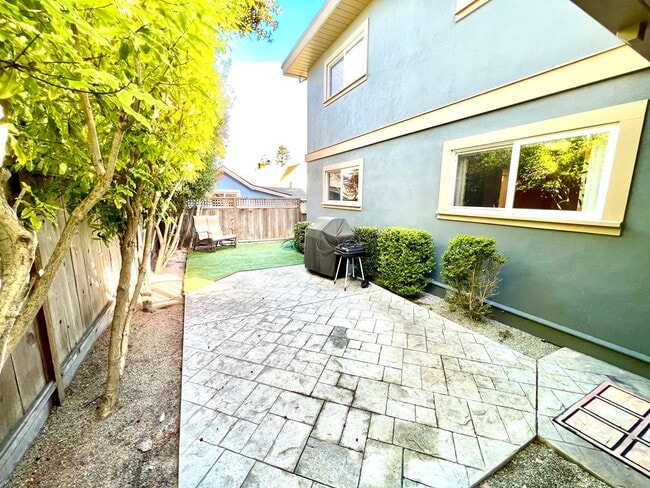 Building Photo - Available NOW! Single Family Unit in Pacif...