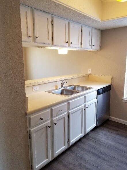 Building Photo - 13138 Los Espanada St