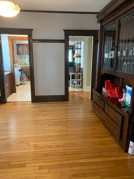 Building Photo - 212 Maplewood St