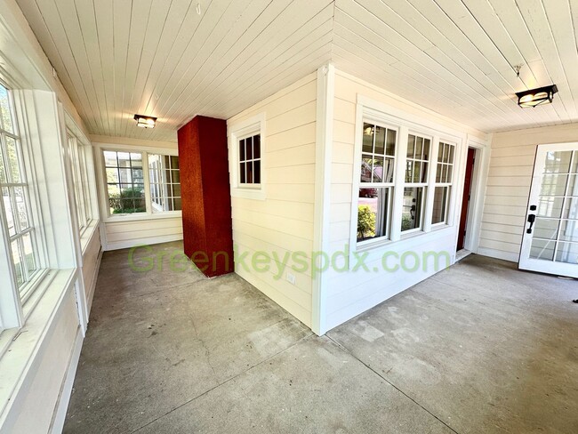 Building Photo - Huge 3 Bedroom 2 Bathroom House in Heart o...