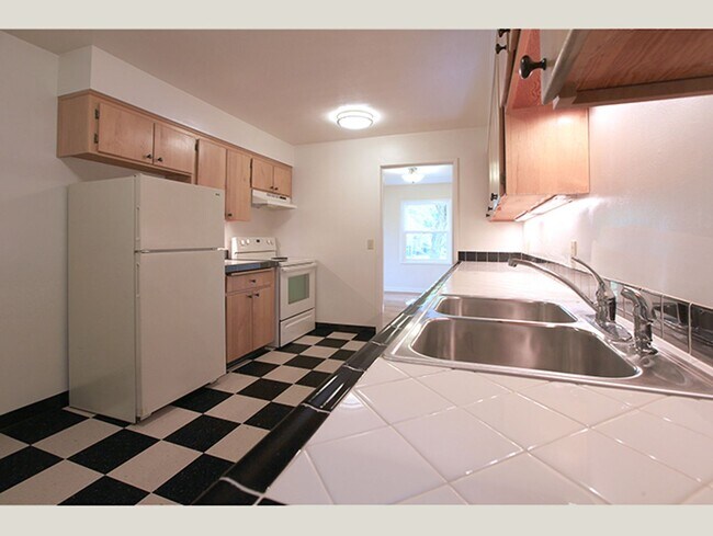 Building Photo - Retro Townhome in Beautiful Serene Setting!