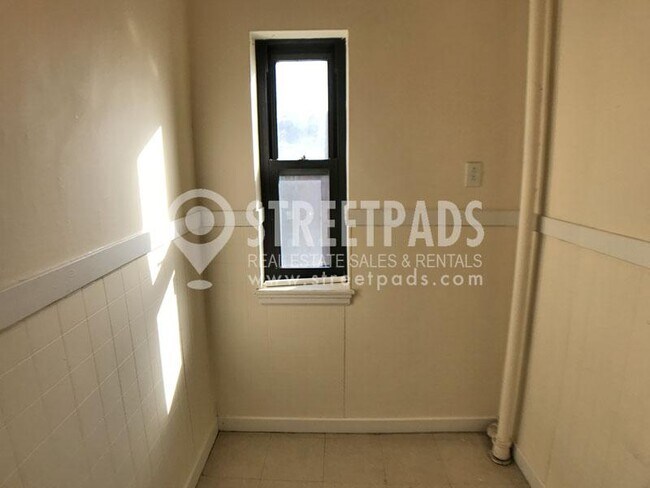 Building Photo - bedroom in Boston MA 02115