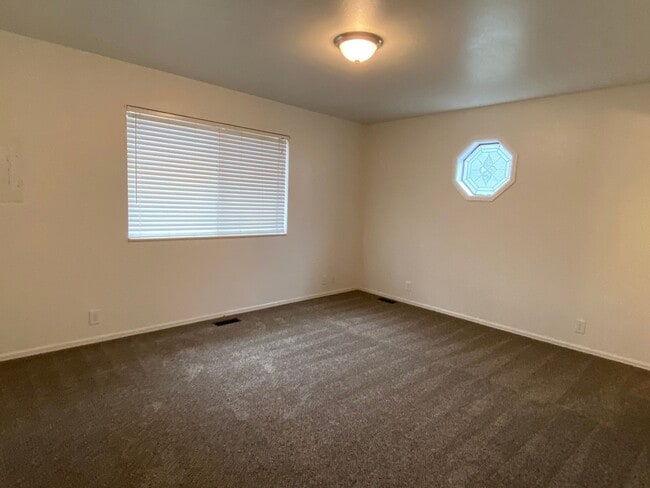 Building Photo - 2 bedroom 2 bath with a 1 car garage