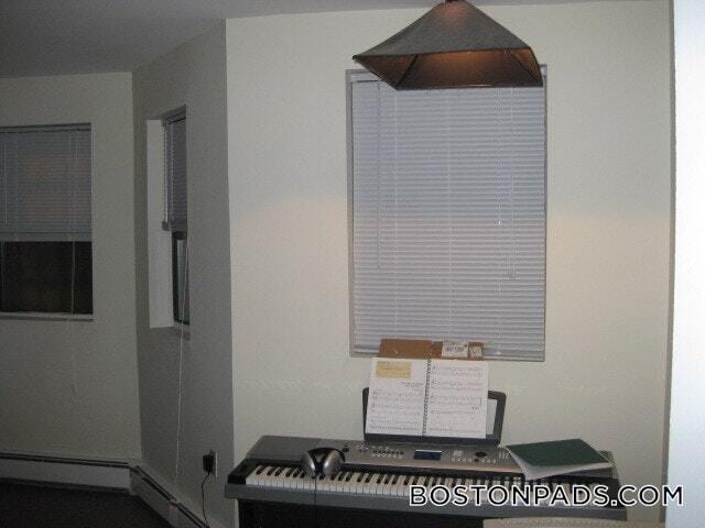 Building Photo - 833 Beacon St