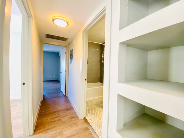 Building Photo - 1535 N Kenmore Ave