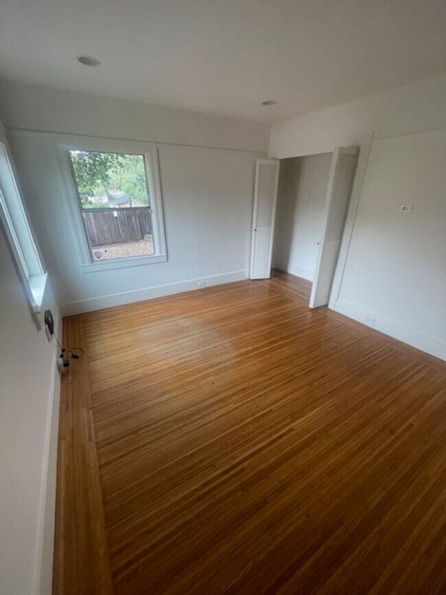 Building Photo - Great House in Oakland! 2 Beds, 1 Bath