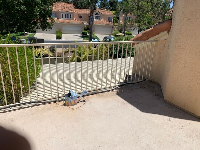 Building Photo - Eastlake : 2 bed, 2.5 bath vaulted ceiling...