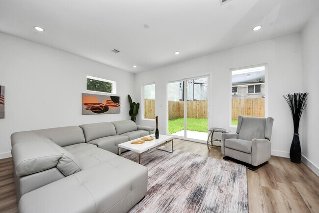 Building Photo - 3118 Wentworth St