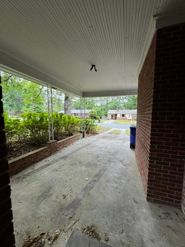 Building Photo - 2414 Slay Dr