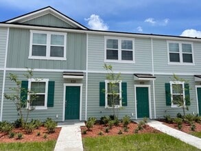 Building Photo - 2 Bed- 3 Bath Townhouse Located at Deer Run!  D.R. Horton Townhome Community
