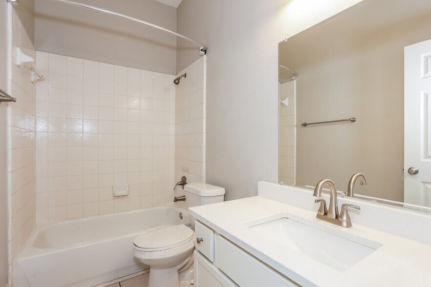 Building Photo - 4617 Seneca Dr