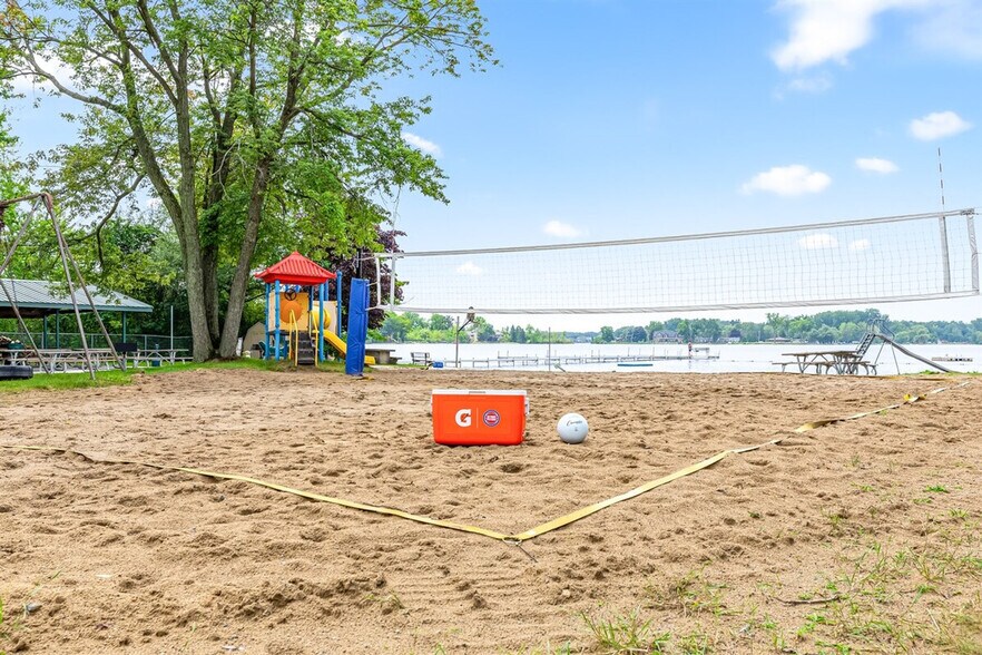 Building Photo - 4575 Oakestia St