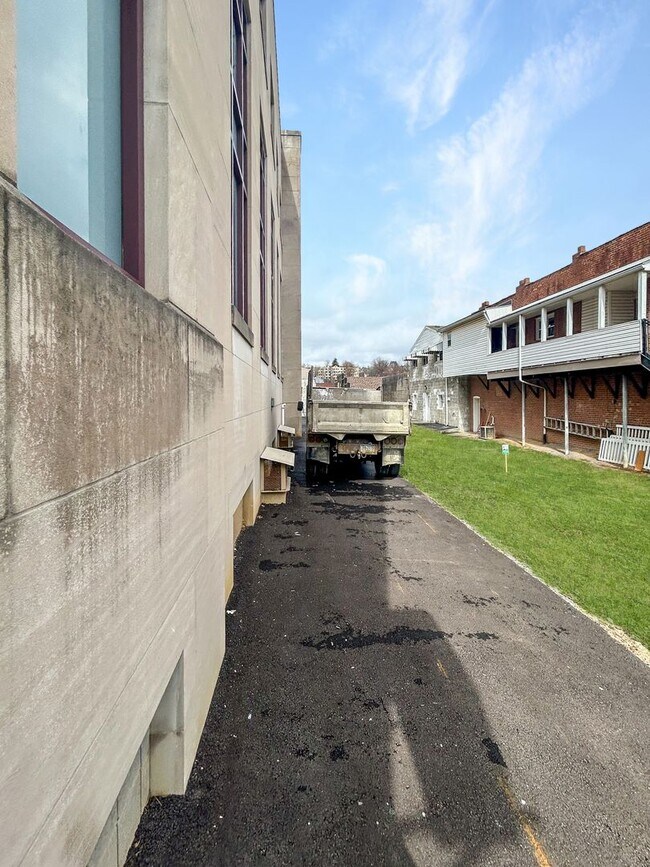 Building Photo - 101 E Lincoln Ave