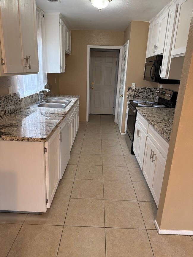 Building Photo - 2127 Park View Dr