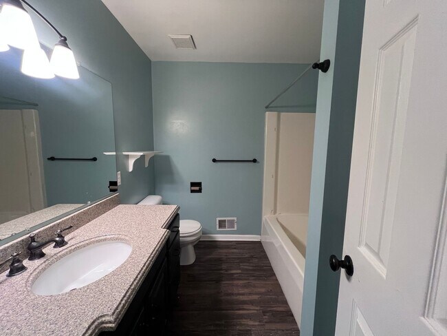 Building Photo - Single Family Home - Three Bedroom Tri-level!