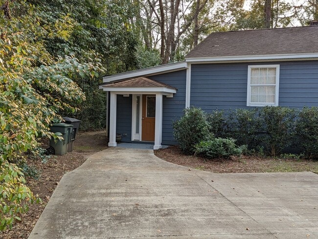 Building Photo - Rare.....One Bedroom One Bathroom Unit Available In Midtown!