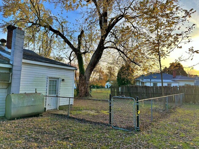 Building Photo - Rancher with Large Back Yard!
