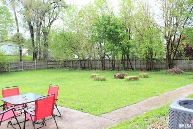 Building Photo - 3 bedroom in the Heart of Moline