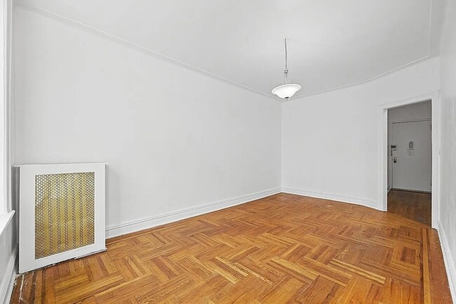 Building Photo - Welcome home to this sun-drenched 1-bedroom in the heart of Jackson Heights !