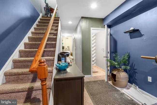 Building Photo - 714 Medina St