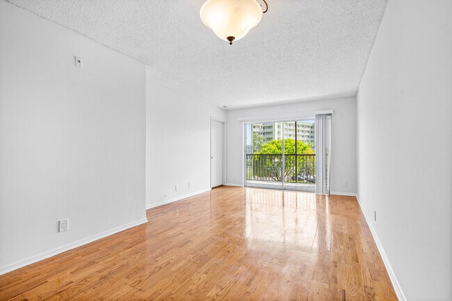 Building Photo - 2230 N Cypress Bend Dr