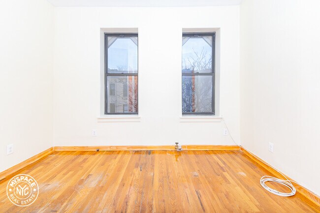 Building Photo - 399 Suydam St
