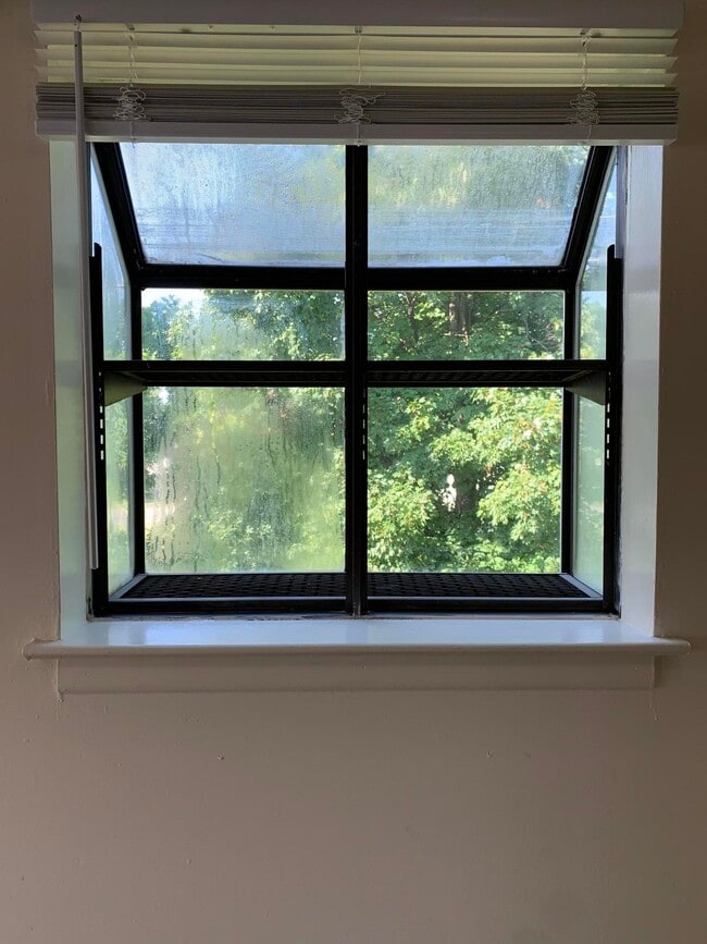 Building Photo - 460 Lenney Dr