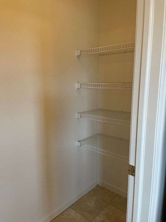 Building Photo - 3 Bed 3 Bathroom Townhouse In Marietta