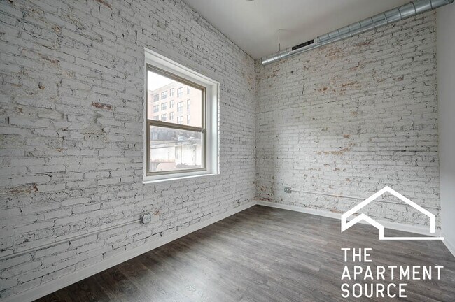 Building Photo - 932 W Dakin St