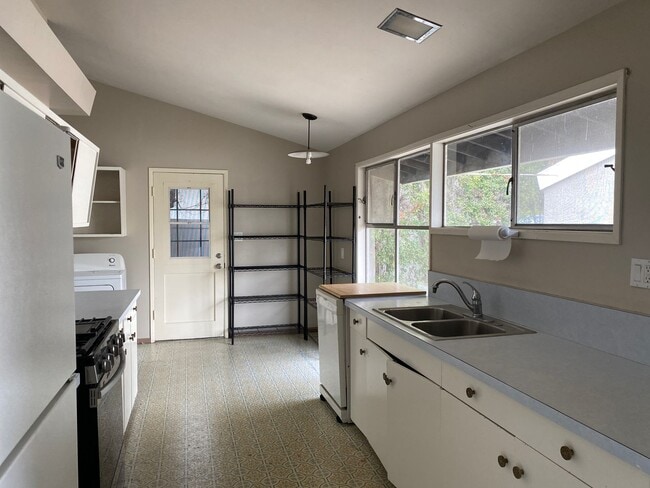 Building Photo - WALK TO SDSU! 5 bed 2 bath House w/ A/C