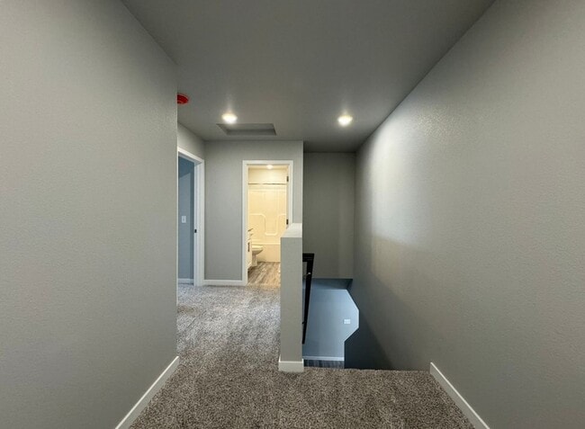 Building Photo - Single Family Home next to Lincoln Elementary!