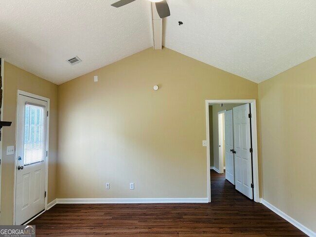 Building Photo - 210 Shamrock Way