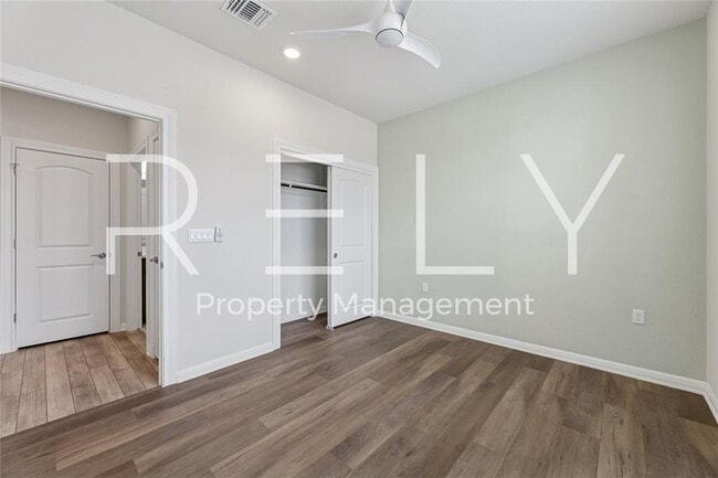 Building Photo - 603 Double Lp St