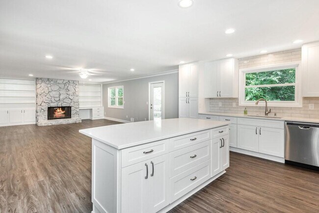 Building Photo - 2681 Ravenoaks Pl