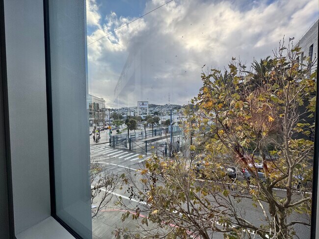 Building Photo - 8 Buchanan-301