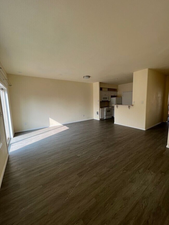 Building Photo - 3-bedroom 2 1/2 bath duplex in Springfield