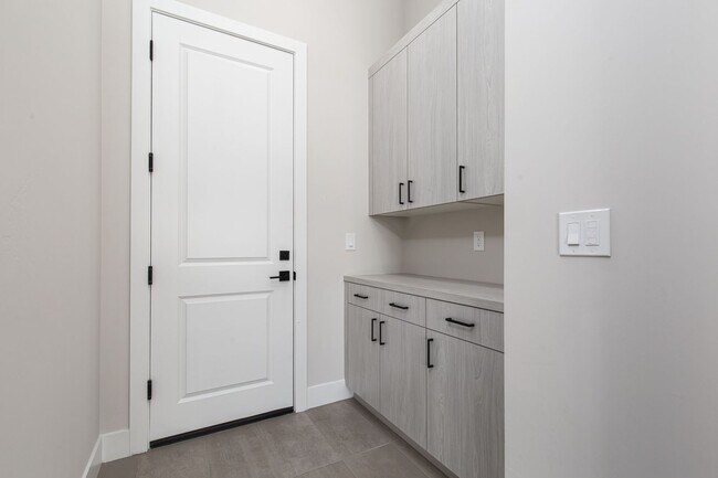 Building Photo - Stunning modern luxury home located in prestigious guard-gated Summerlin community of Ascension