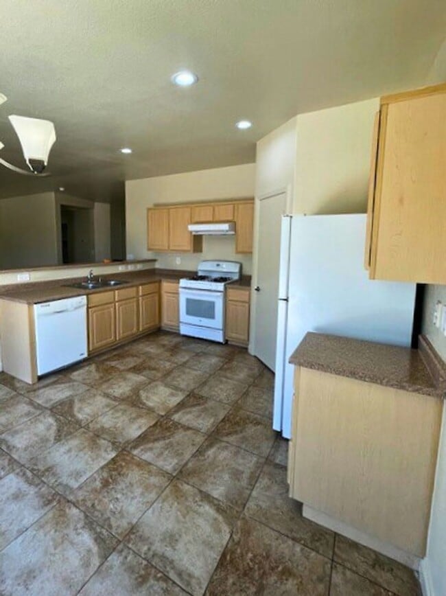 Building Photo - MOVE-IN READY 3BR/2BA SINGLE FAMILY HOME I...